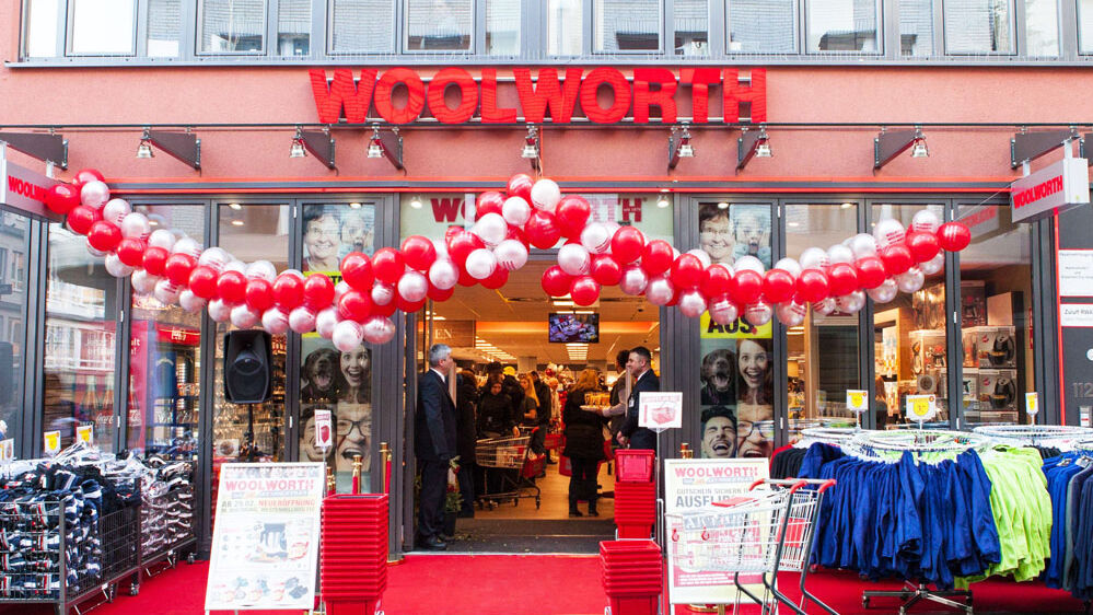 Woolworth Filiale 2016 Woolworth Filiale geschmückt mit Luftballons von außen